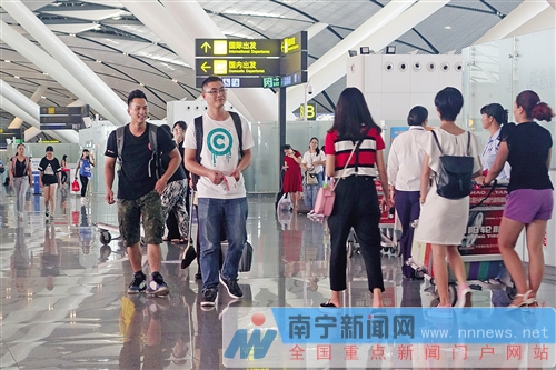 南宁机场迎来暑期出行高峰 ,能看到不少学生身影